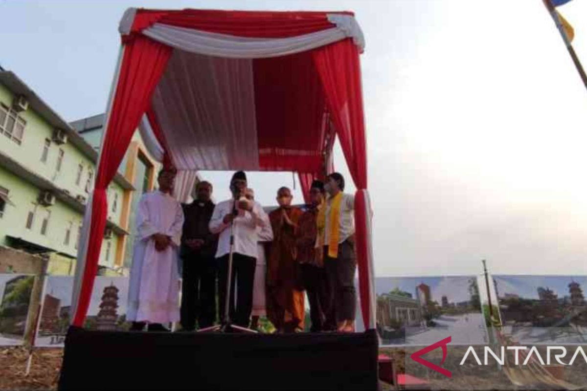 Pemkab Bekasi gotong royong bangun enam tempat ibadah di satu kompleks
