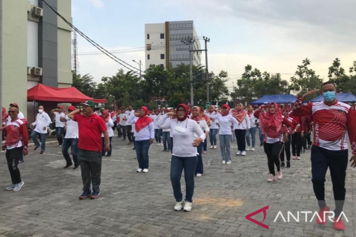 Senam massal aparatur Kota Bekasi meriahkan HUT RI