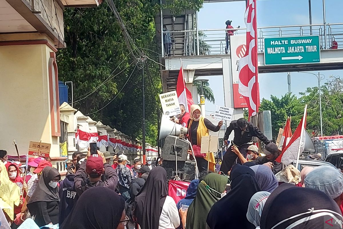 Ada unjuk rasa di depan kantor Wali Kota Jaktim, lalu lintas padat