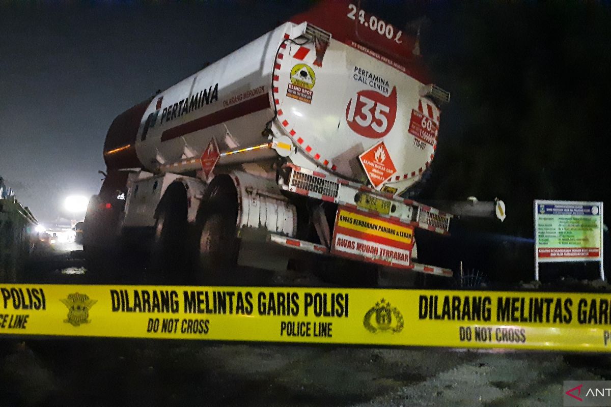 Truk tangki BBM  tabrak pembatas jembatan akibat hilang kendali