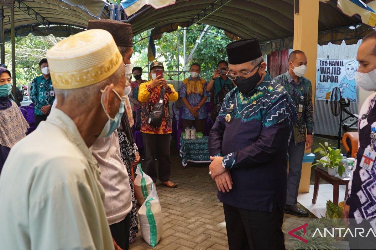 Petani gagal panen di HSS terima bantuan beras