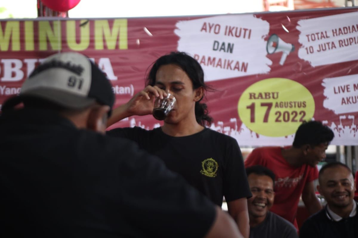 Unik, HUT ke-77 Kemerdekaan RI dirayakan dengan lomba cepat minum kopi