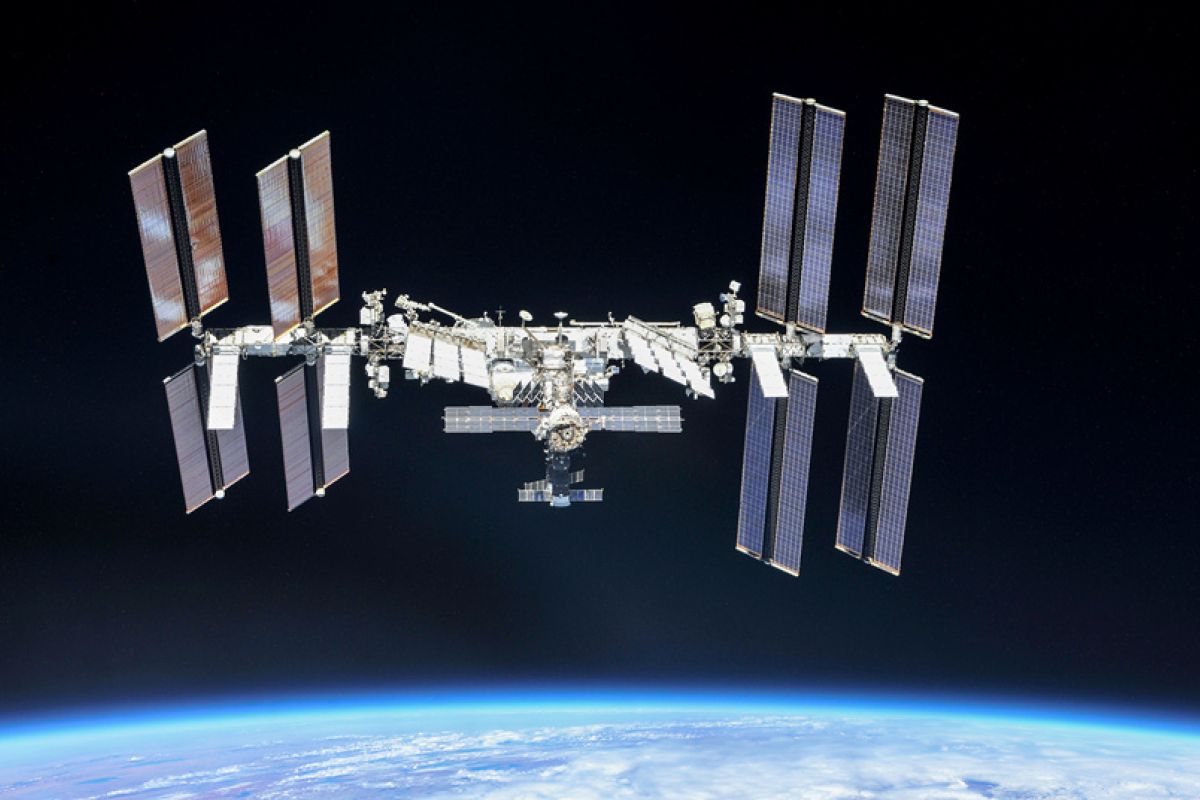 Spacewalk astronaut Rusia terganggu masalah pakaian antariksa