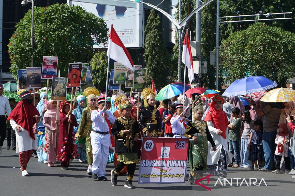 Ribuan pelajar meriahkan pawai karnaval di Banda Aceh usai pandemi