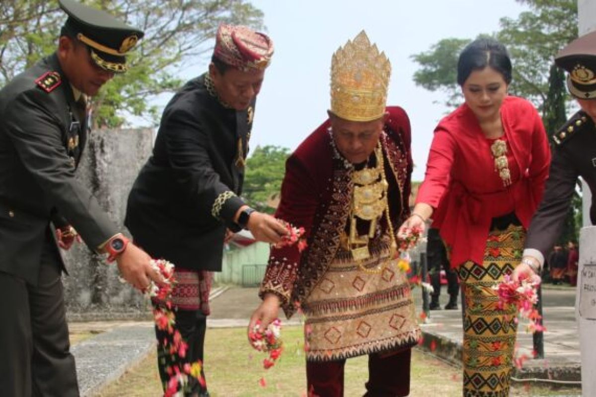 Memperingati HUT ke-77 Kemerdekaan RI, jajaran pejabat Pemkab Lamsel ziarah ke makam pahlawan