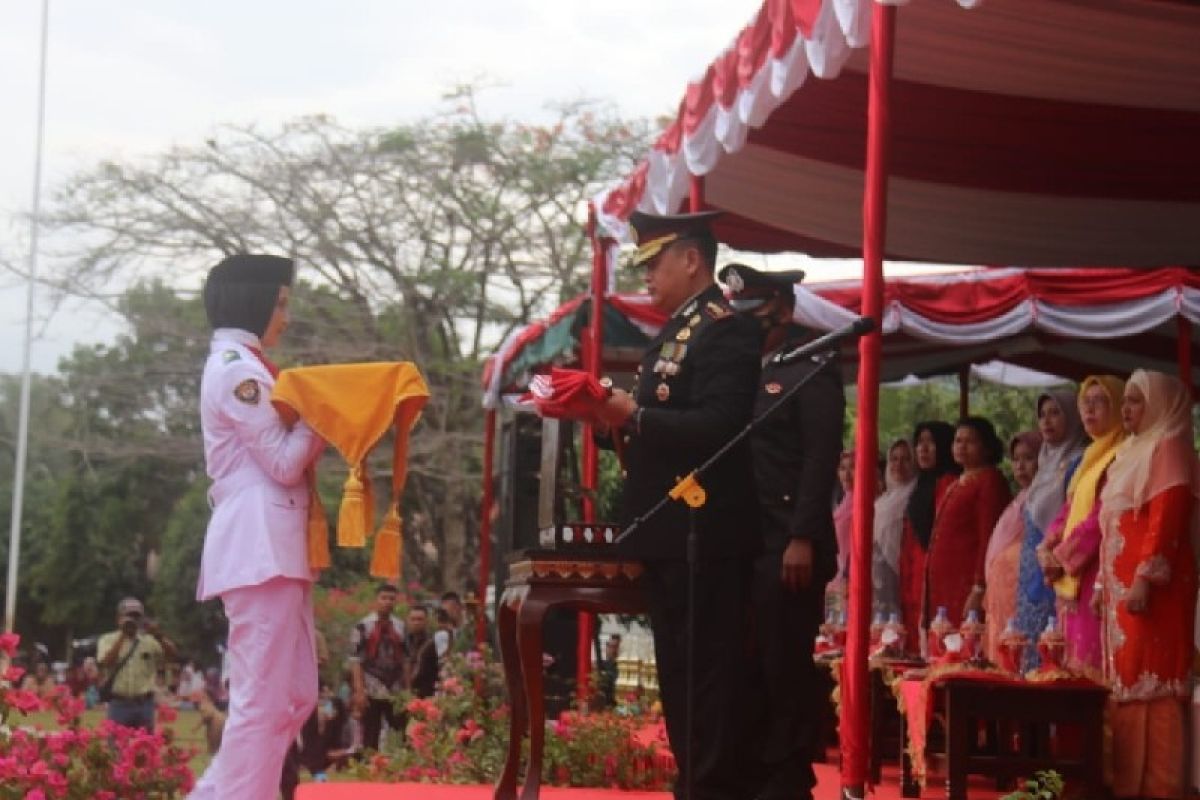 Upacara penurunan bendera berlangsung khidmat di Palas