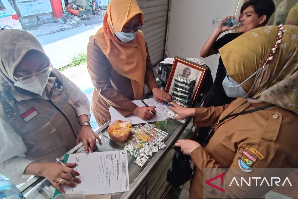 Petugas sita belasan ribu butir obat di Kabupaten Tangerang