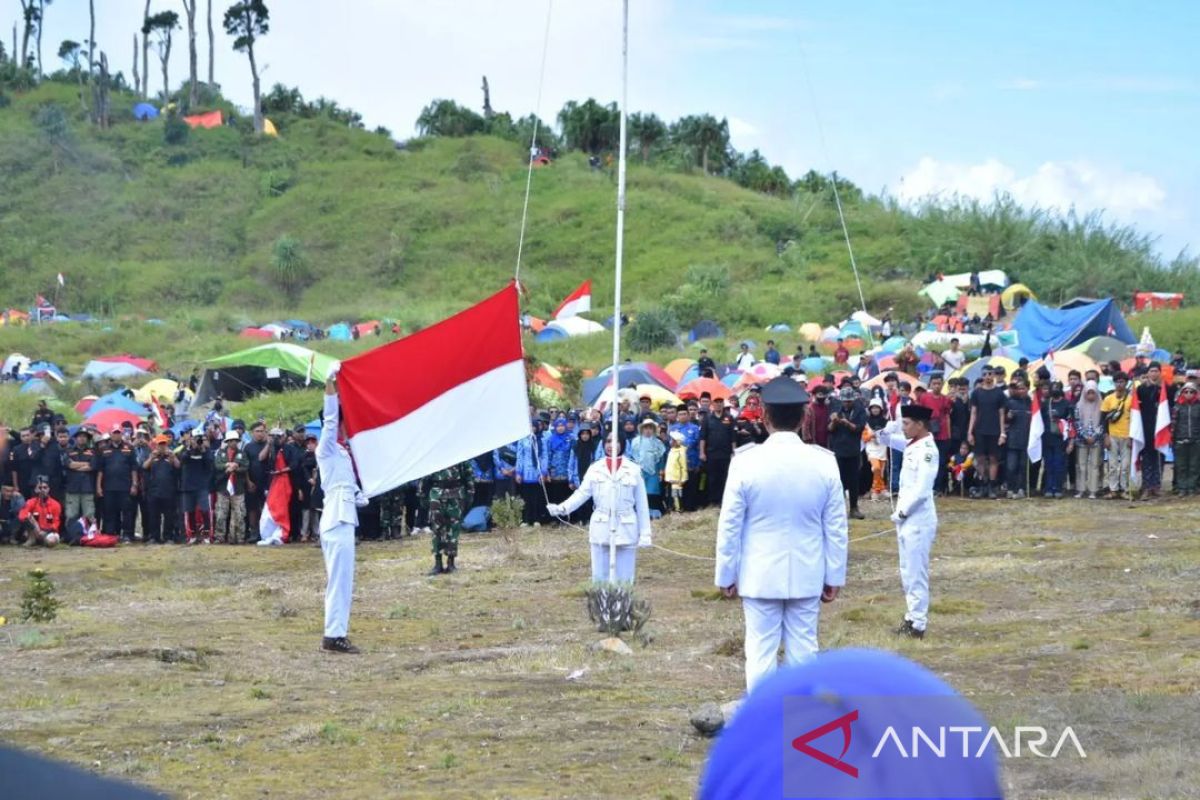 Bupati Solok pimpin upacara HUT RI di puncak gunung talang