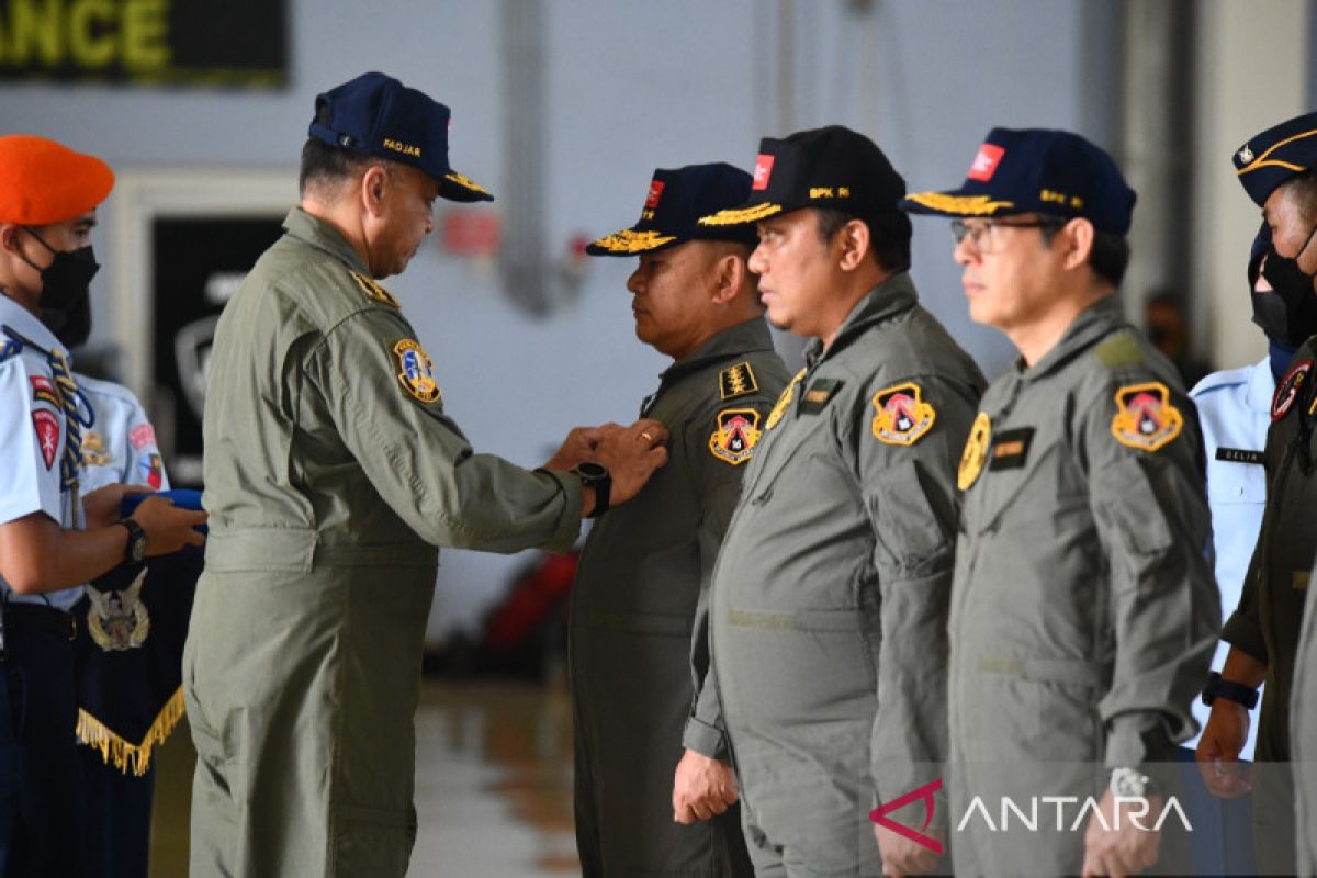 Usai "Joy Flight" dengan pesawat F-16, Kasad terima wing kehormatan penerbang kelas I dari TNI AU