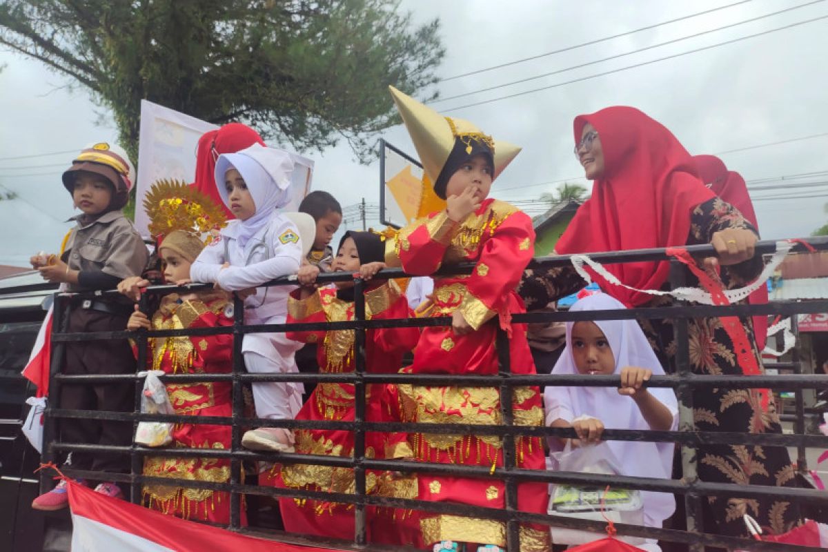 Ratusan warga Pariaman ikuti pawai meriahkan HUT Kemerdekaan RI