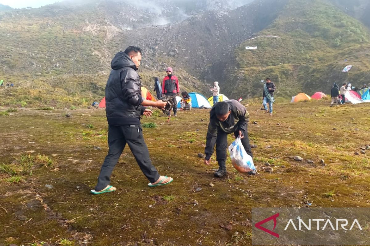 Pemkab Solok lakukan pembersihan Gunung Talang usai upacara HUT RI