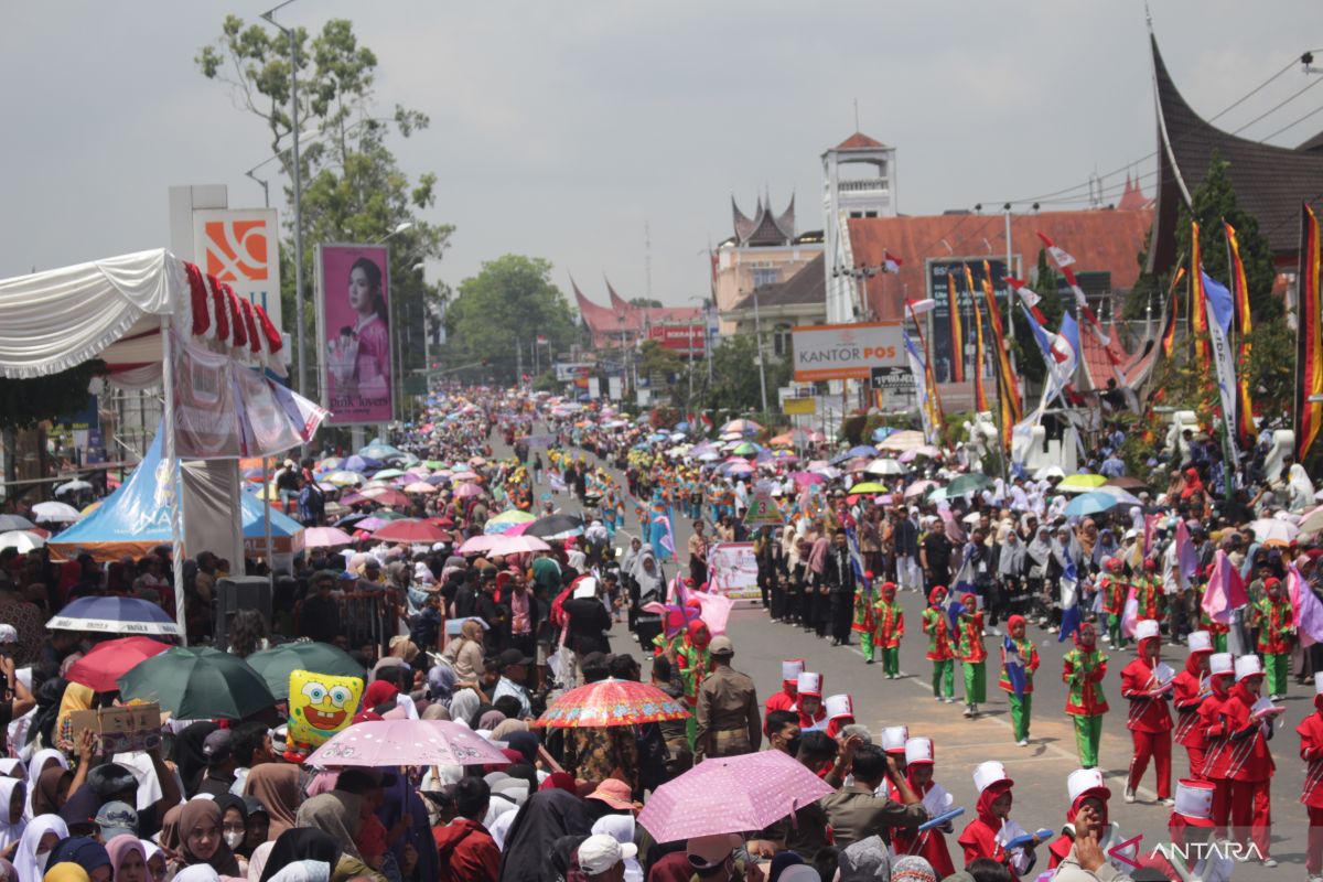 Pawai alegoris HUT RI di Bukittinggi meriah setelah dua tahun absen