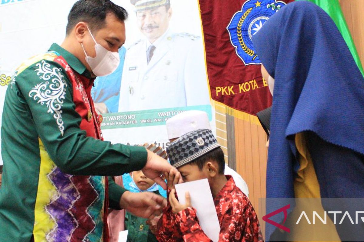 Wali Kota serahkan santunan anak yatim