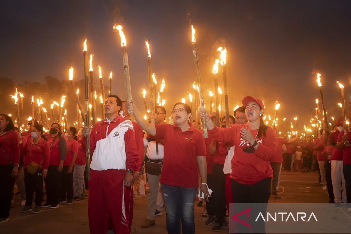 Bupati Bangli pimpin barisan 3.400 obor dalam pawai HUT RI