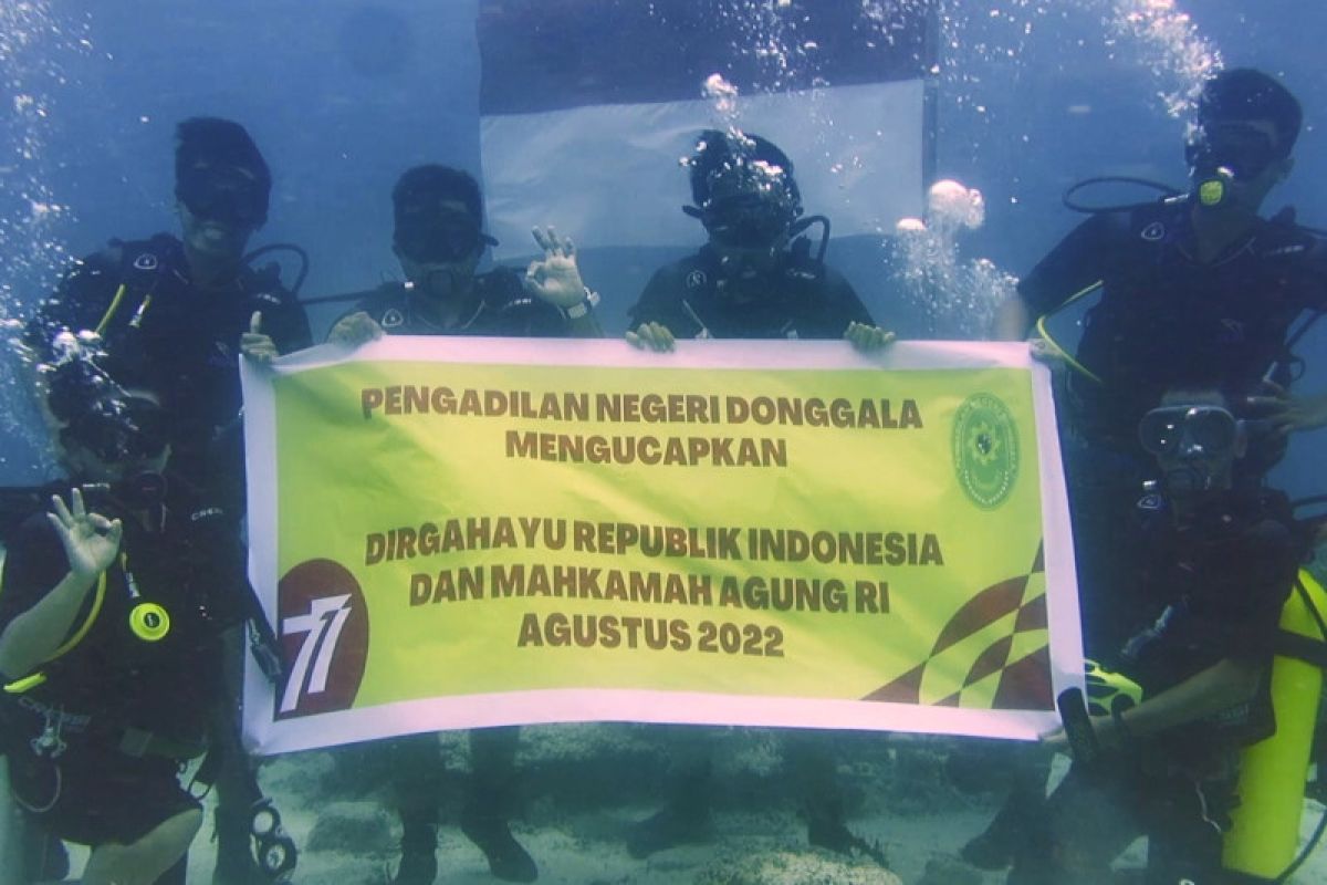 Pengadilan Negeri Donggala  kibarkan bendera Nerah Putih dalam laut