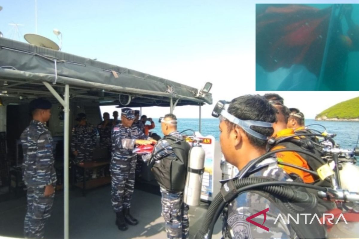 Prajurit TNI Peringati HUT ke77 RI, AL Lanal TBA kibarkan Merah-Putih di bawah laut