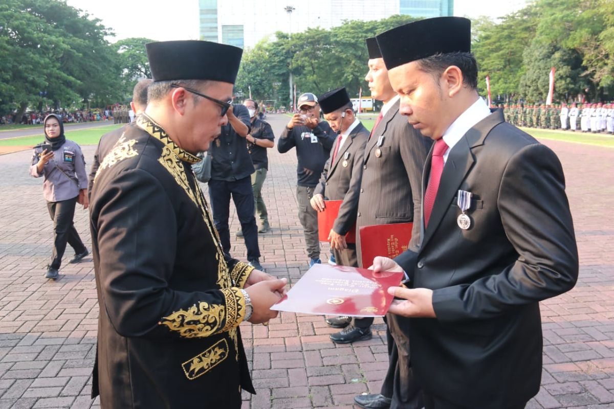 Irup penurunan bendera, Aulia Rachman serahkan Satyalancana Presiden