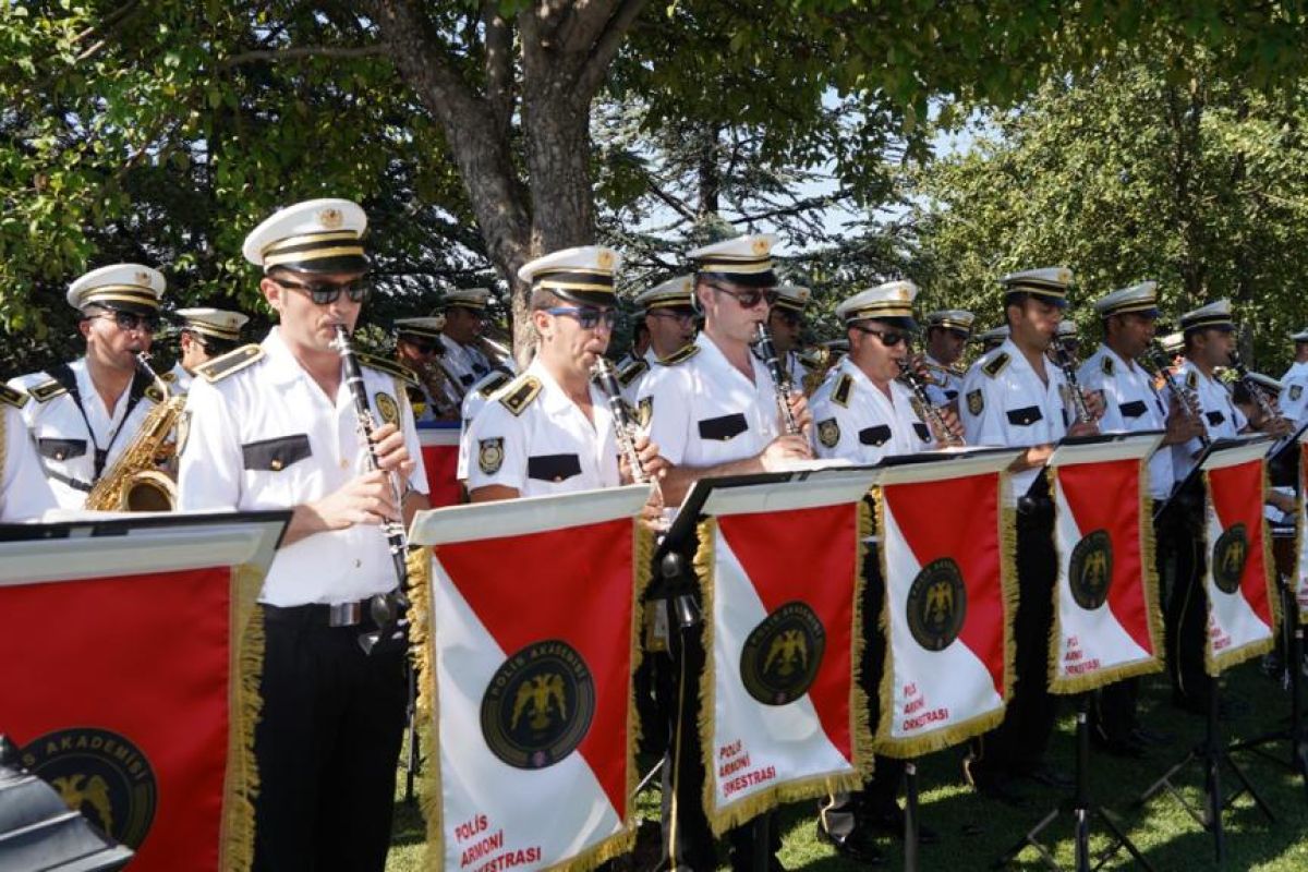 Korps Musik Elite Kepolisian Turki iringi pengibaran Merah Putih di KBRI Ankara
