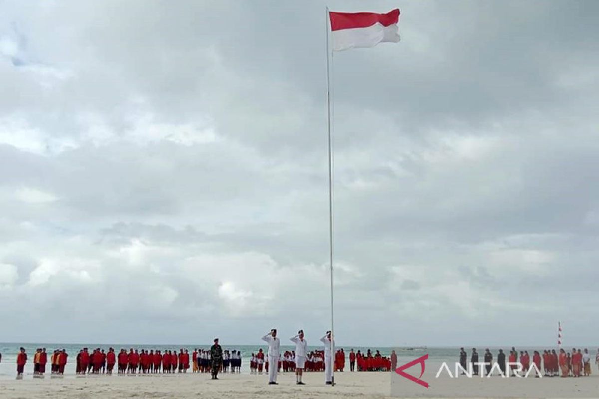 Warga Malra peringati HUT RI sambil promosi pariwisata Pantai Matwaer