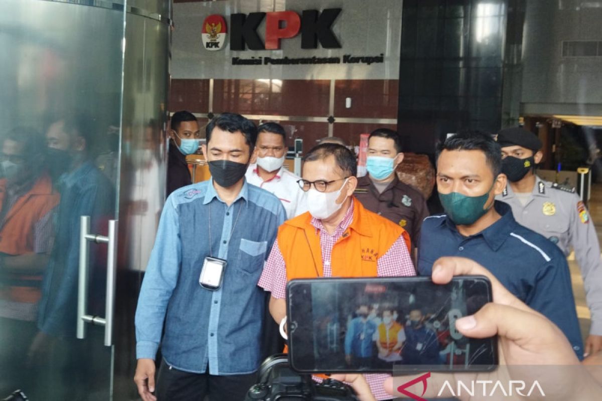 KPK menduga uang suap Ajay untuk mantan penyidik KPK Robin Pattuju dari hasil gratifikasi