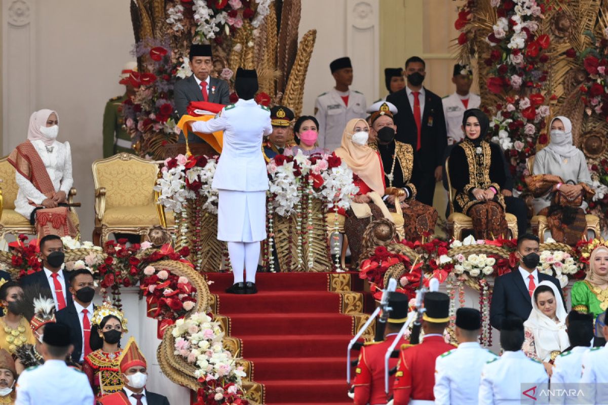 Kemarin, upacara HUT RI hingga Presiden kenakan baju adat Buton