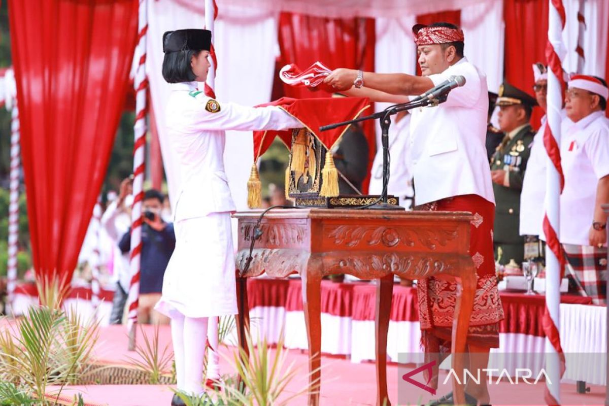 Bupati Gianyar bagikan sembako ke para veteran saat HUT RI