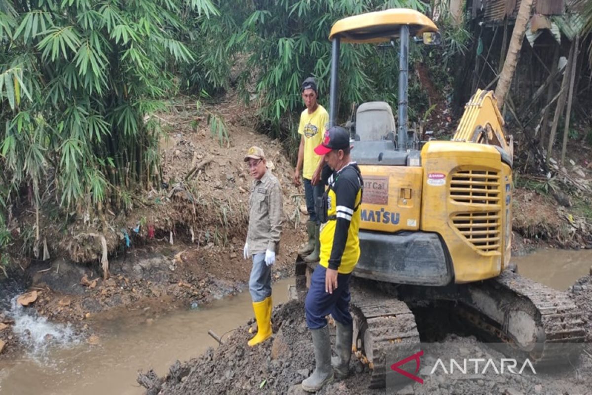 Bupati tak kenal hari libur dalam atasi banjir