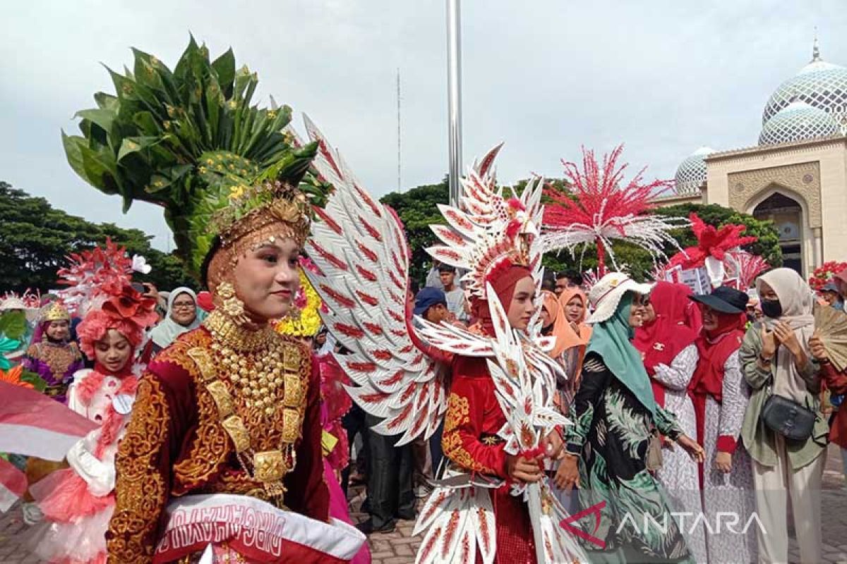 Ribuan pelajar meriahkan karnaval HUT RI