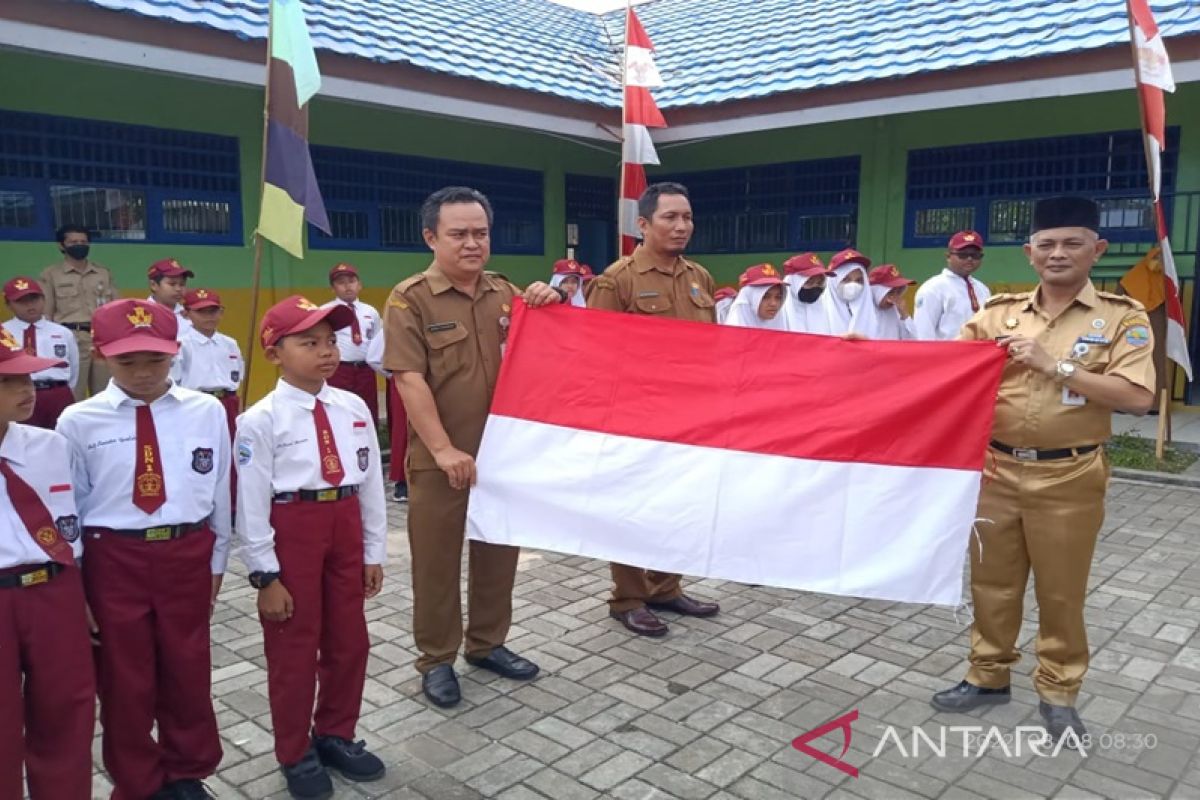 Bapenda Kotabaru bagikan 200 bendera merah putih