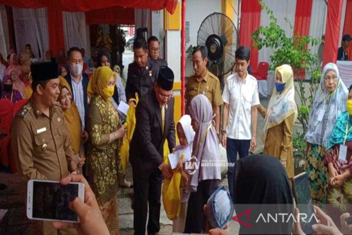 Pemkab Kotabaru berbagi dengan duafa dan anak yatim