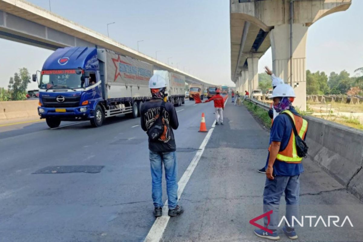 Pengguna Tol Japek diminta waspada macet imbas perbaikan jembatan