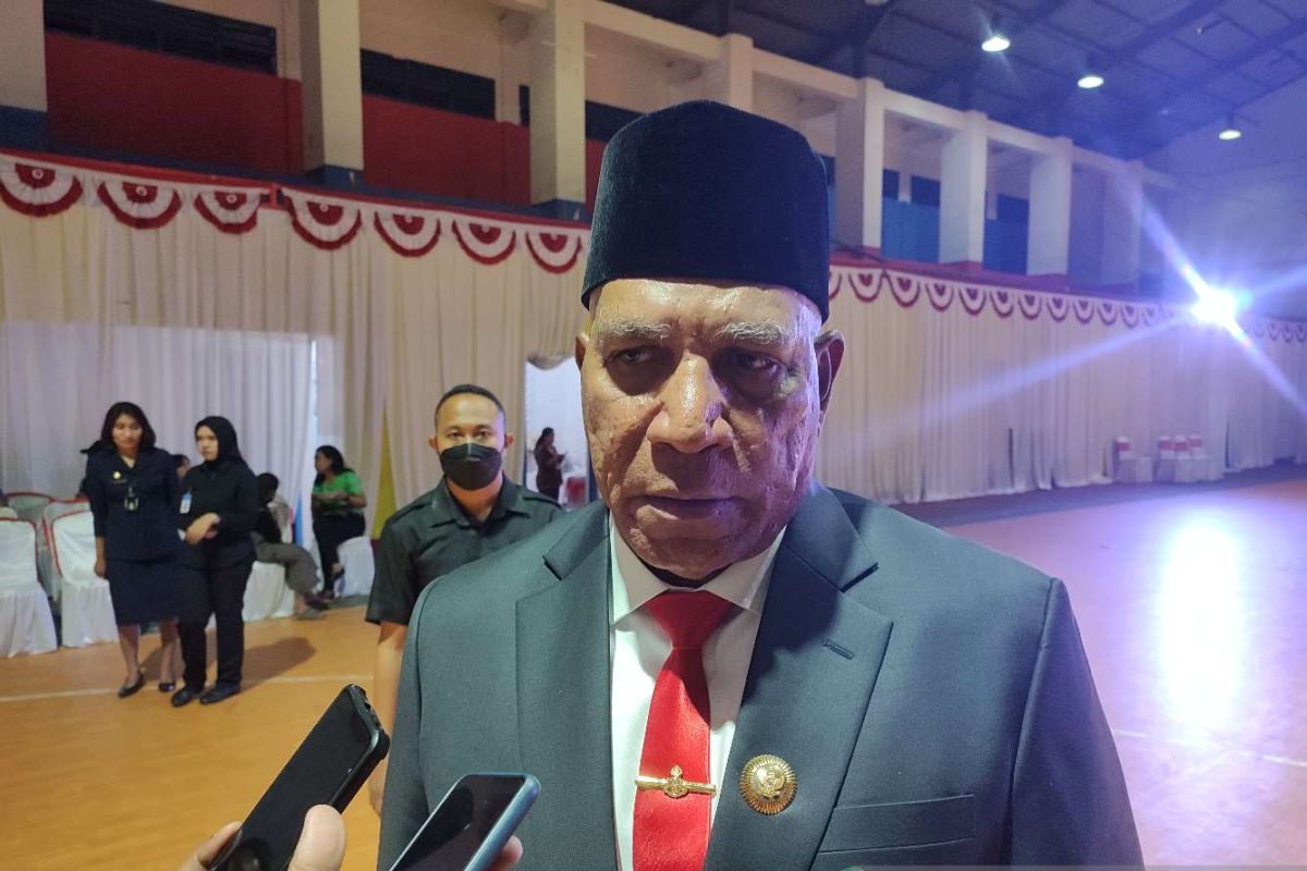 Paulus Waterpauw minta masyarakat terima keputusan Mendagri