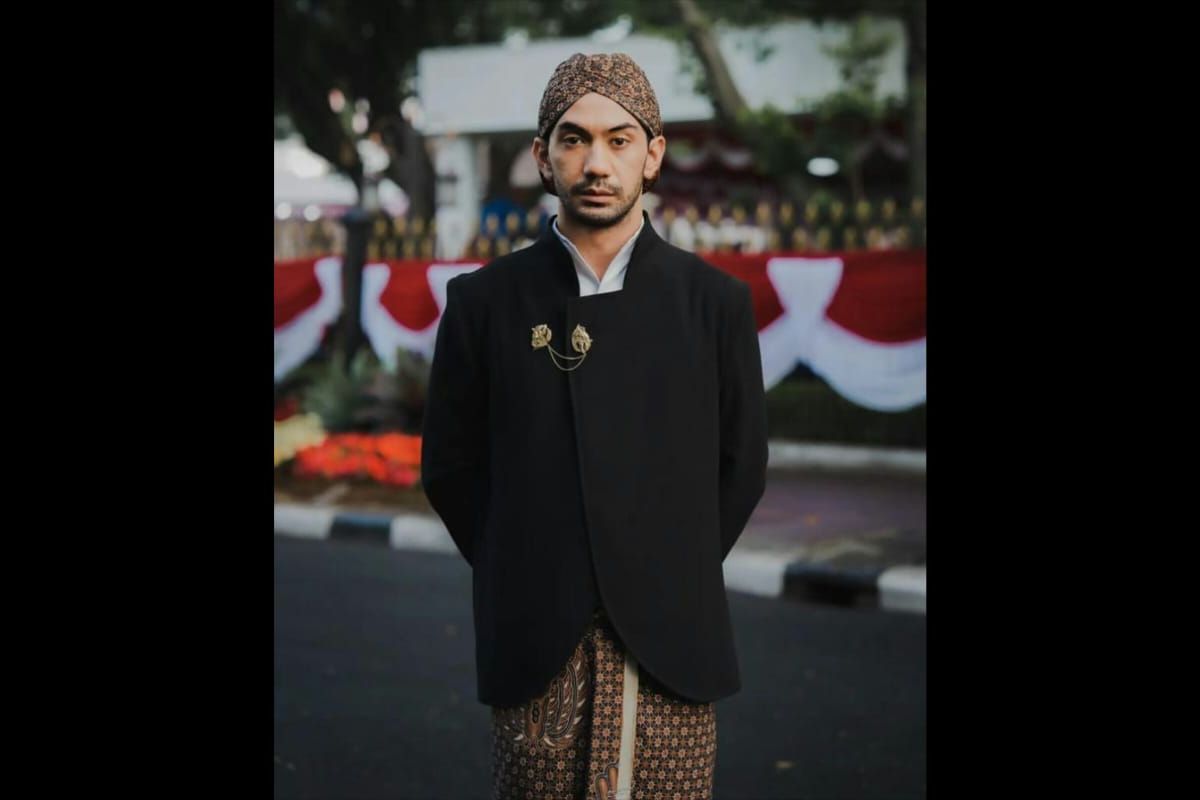 Reza Rahardian tampil busana Jawa karya Auguste Soesatro