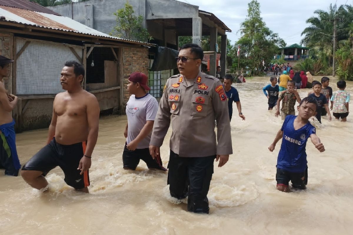 Polresta Deliserdang evakuasi korban banjir sekaligus berikan bantuan sembako