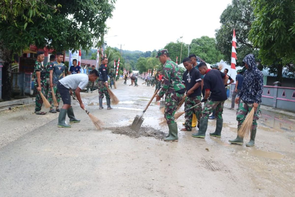 Satgas TMMD Kodim Talaud dan masyarakat gotong royong bersihkan jalan