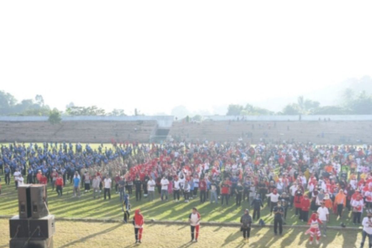 Ribuan ASN Sulbar gotong royong benahi Stadion Manakarra Mamuju