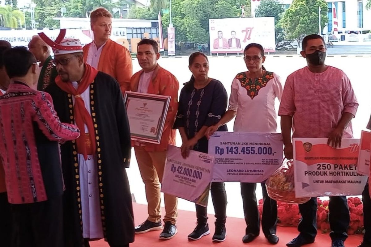 Ahli waris pekerja rentan di Ambon terima santunan JKM BPJAMSOSTEK saat HUT Maluku