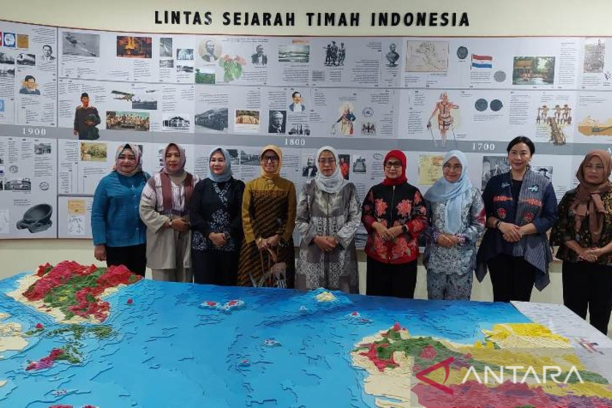 Ketum Persit Kartika Chandra Kirana kunjungi Museum Timah Indonesia