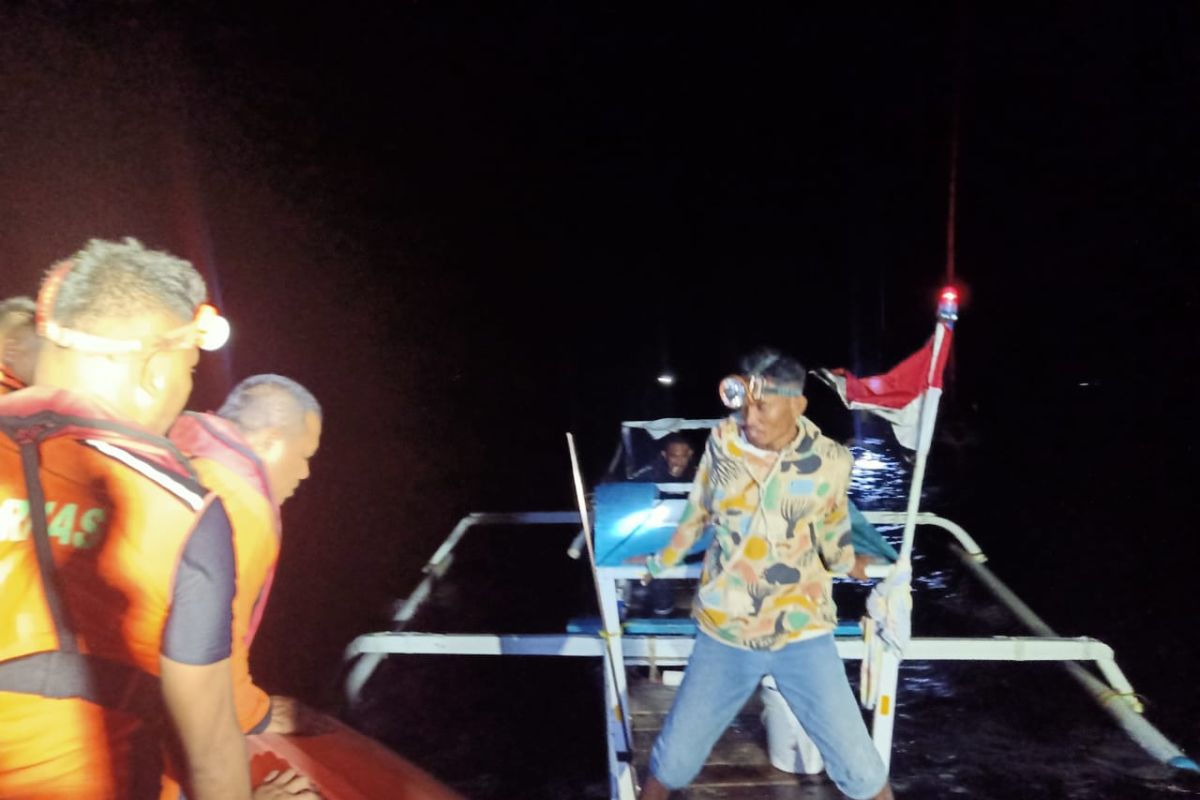 Tim SAR Kupang selamatkan nelayan yang enam jam terombang ambing di laut