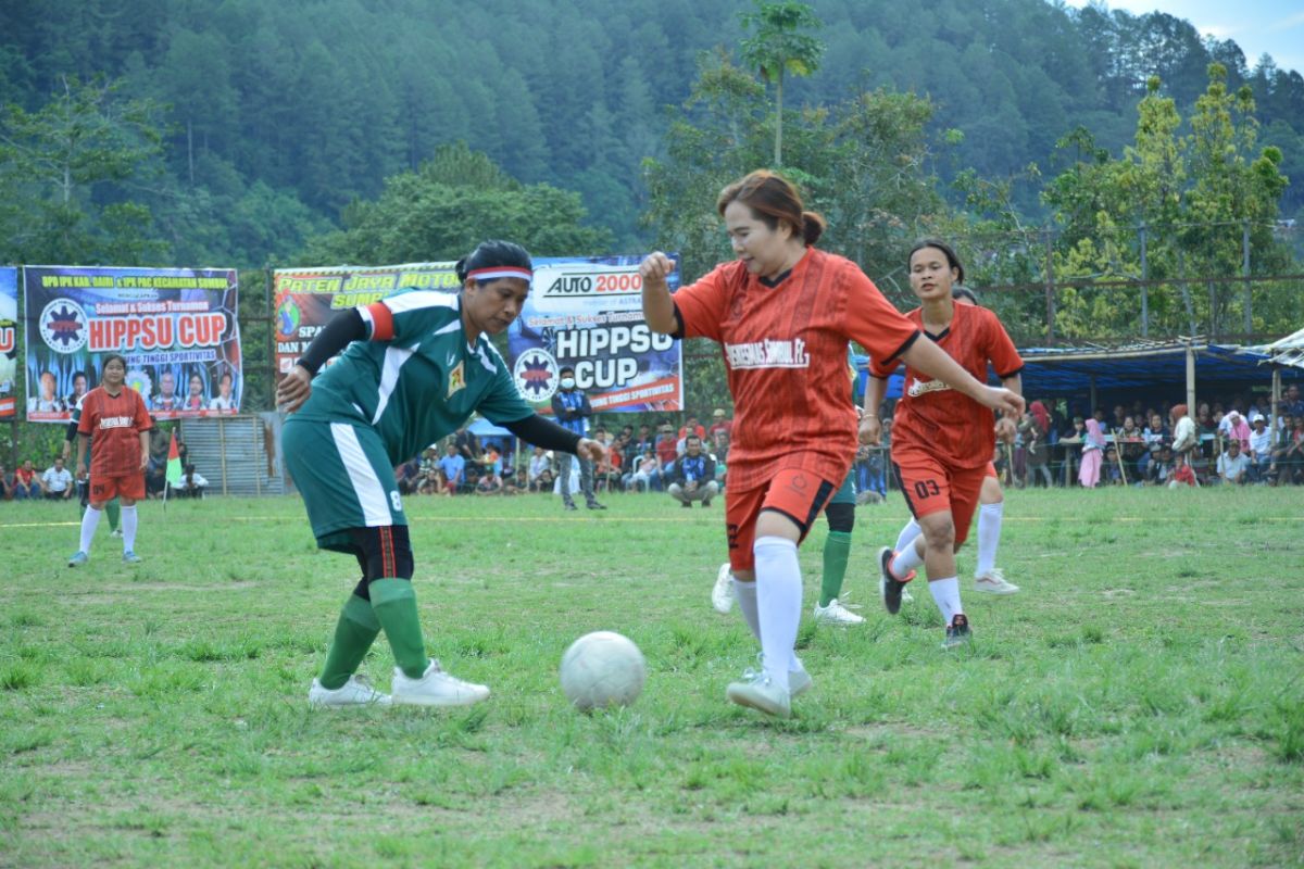 Turnamen Emak-Emak Cup II berakhir, Tim Kesra FC rebut piala bergilir Ketua PKK Dairi