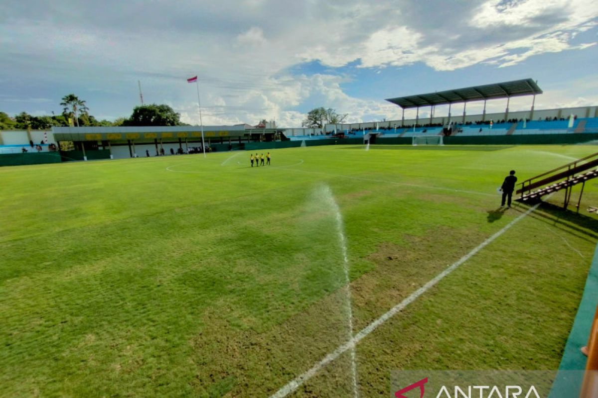 Mengubah lapangan berlumpur jadi stadion sepak bola megah di Kota Sorong