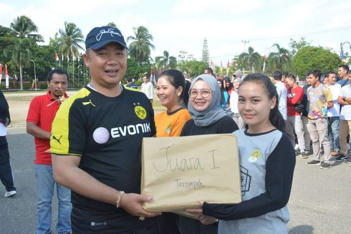 Sekda Ketapang serahkan hadiah pemenang lomba HUT Ke-77 RI tingkat OPD