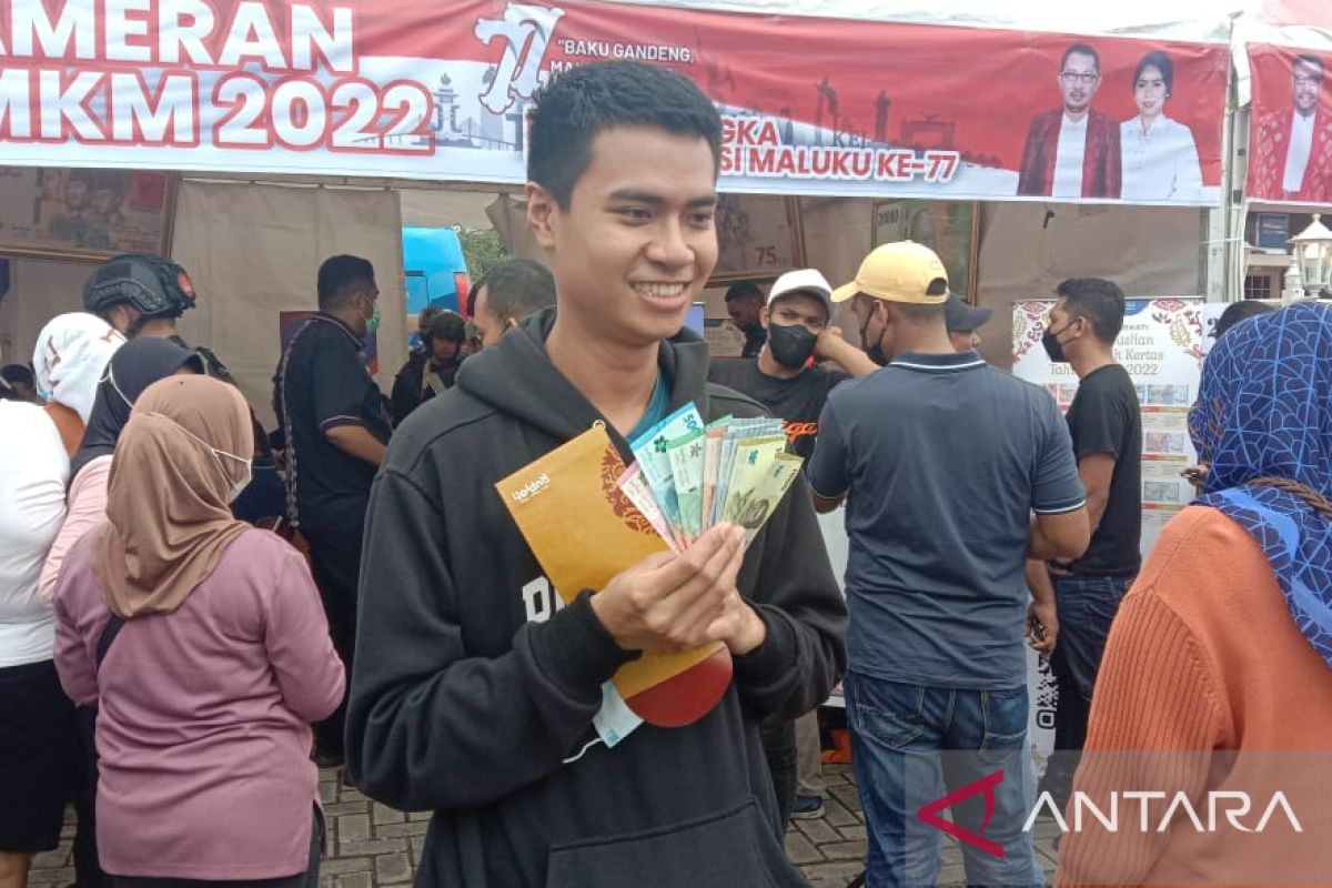Warga Ambon antusias lakukan penukaran uang kertas Tahun Emisi 2022