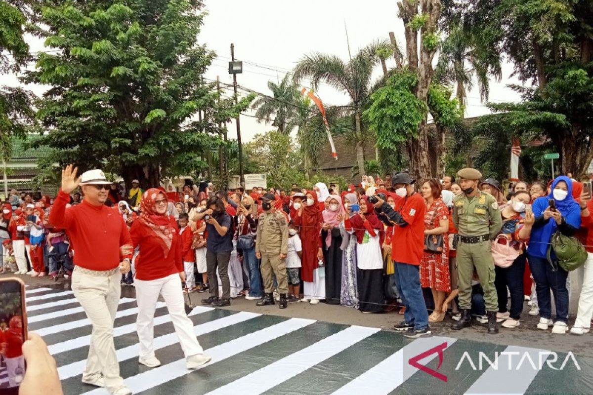 Wali Kota Jambi bergaya di Siginjai Fashion Week