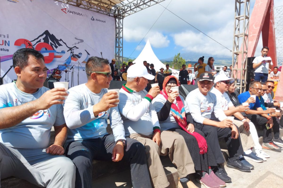 Ribuan peserta Rinjani Color Run 2022 Ngopi Bareng di Ketinggian 1.056 Mdpl