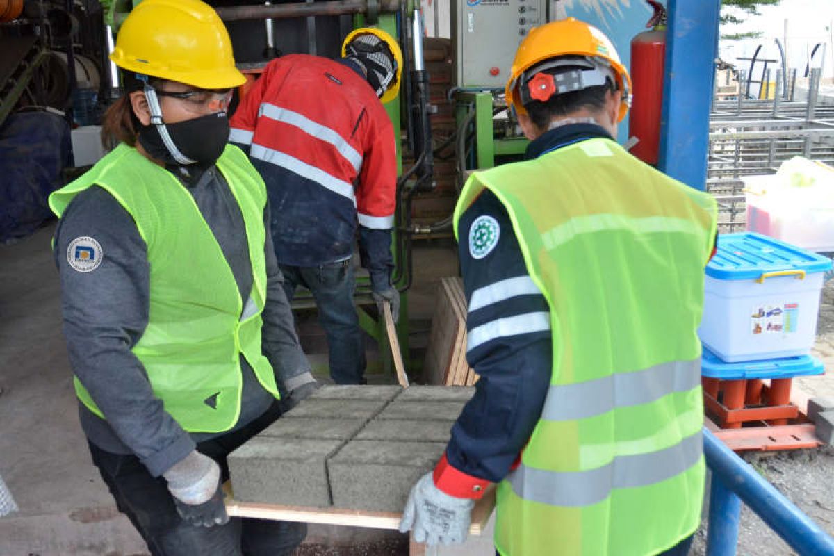 Kurangi limbah, Dosen Udinus Semarang gunakan plastik sebagai campuran bahan paving blok