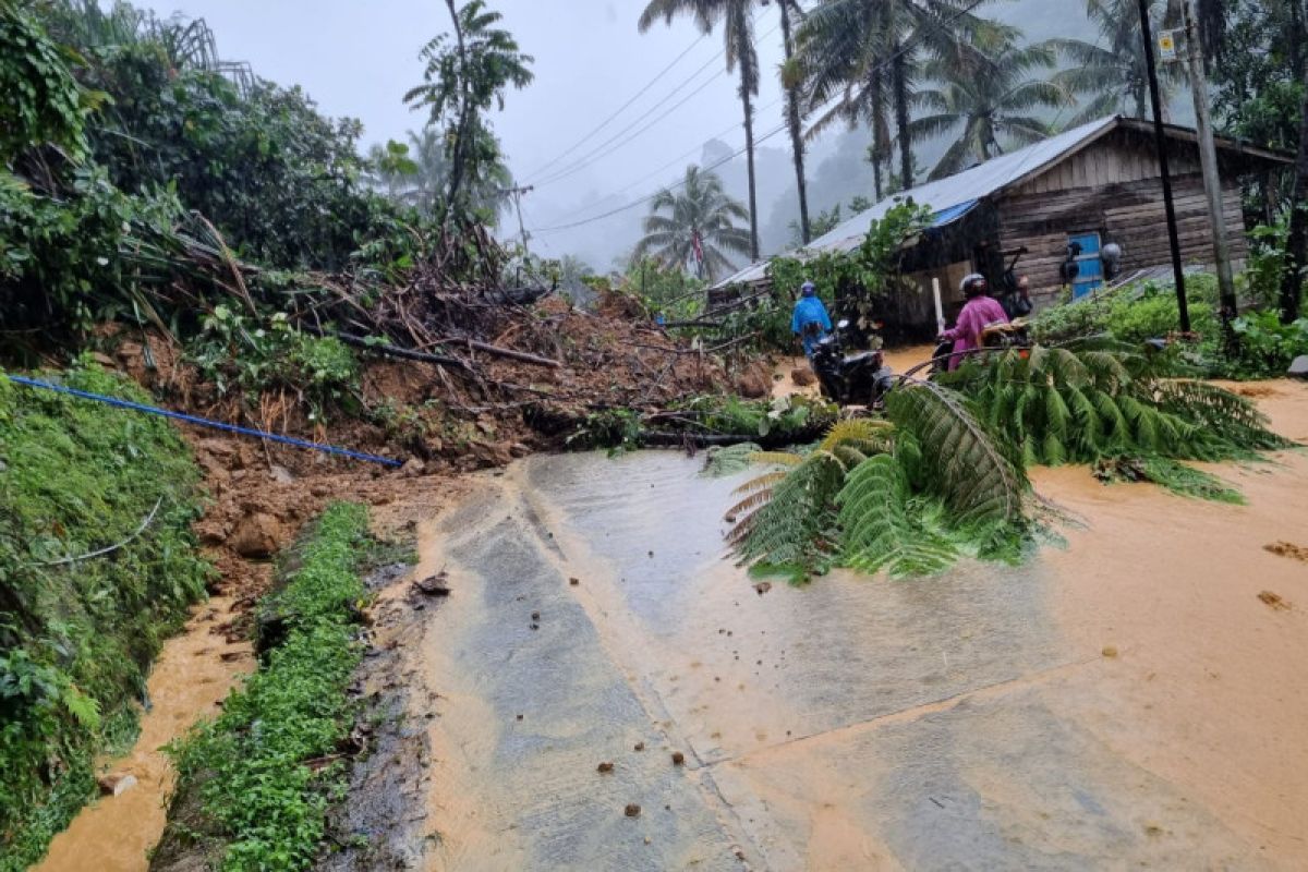 Kondisi terkini, akses jalan Padang-Solok lumpuh total akibat longsor Sitinjau Lauik