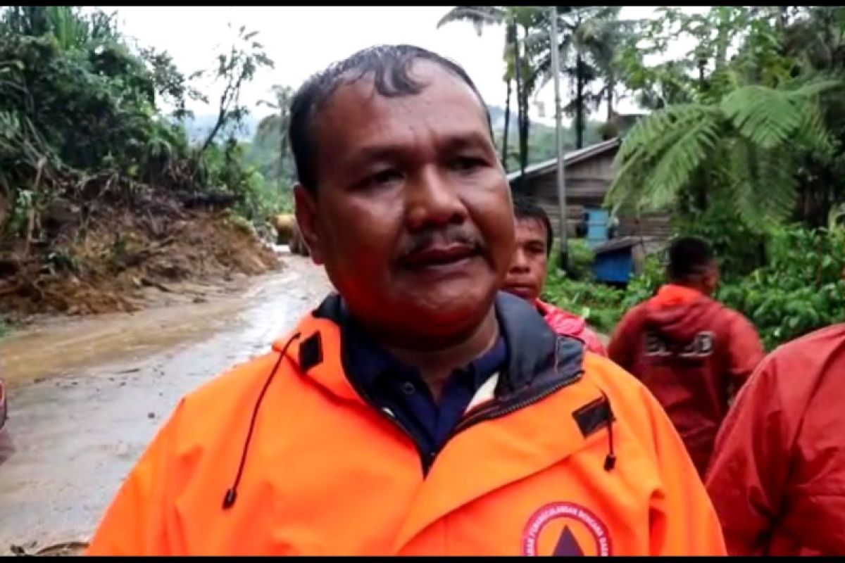 BPBD: Dua alat berat evakuasi material longsor di jalur Padang-Solok