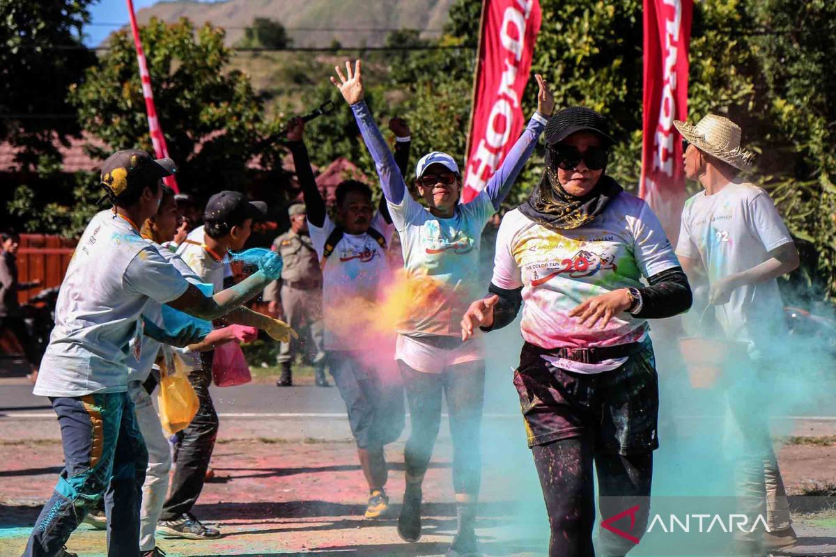 Ribuan peserta meriahkan ajang ANTARA NTB Rinjani Color Run