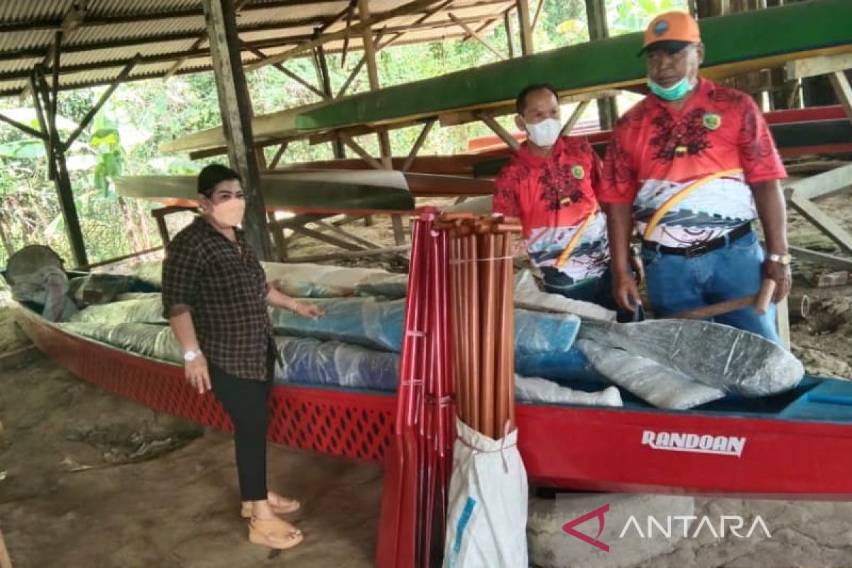 KONI Kota Palangka Raya serahkan peralatan untuk cabang olahraga dayung